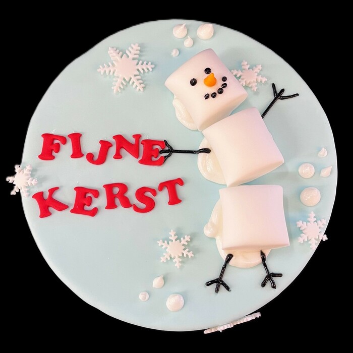 Kersttaarten met decoratie en tekstMARSHMALLOW